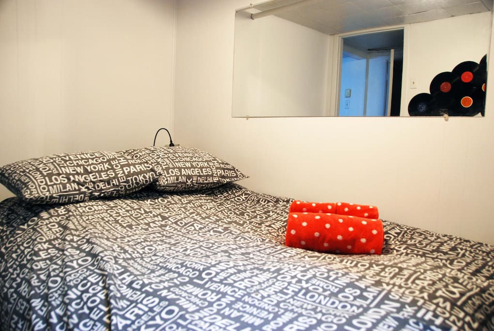Bedroom / Chambre à coucher