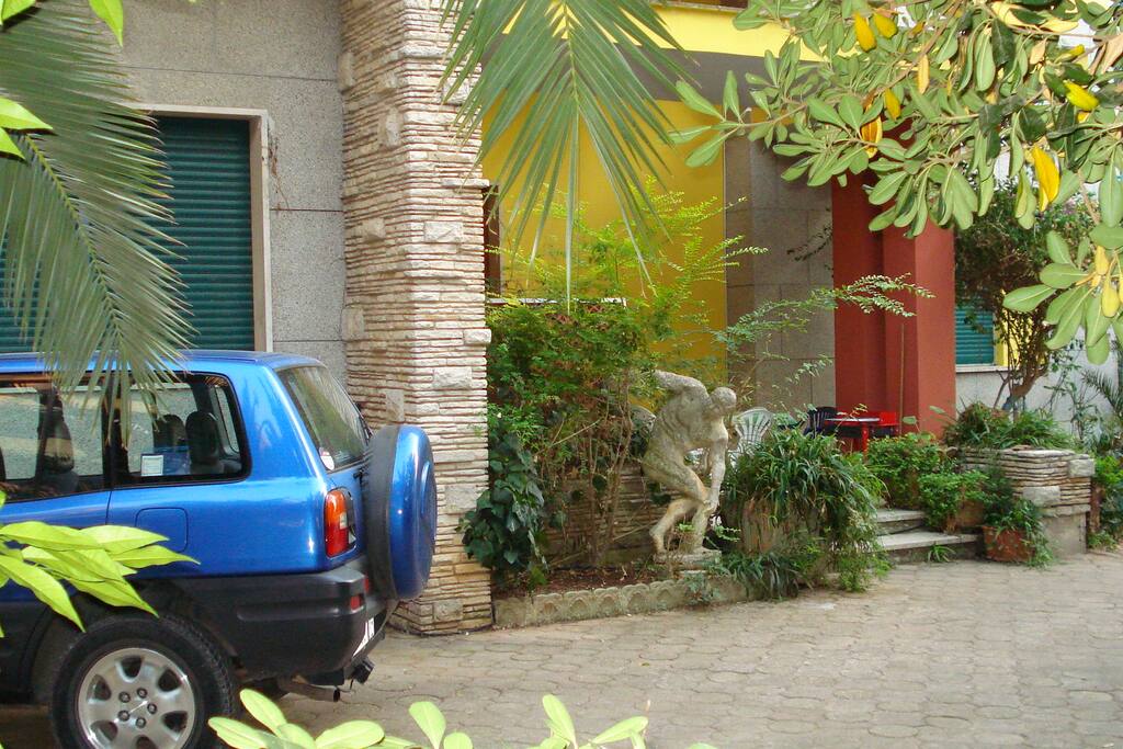 il piazzale della casa