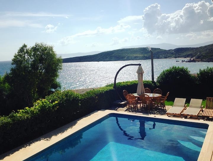 Villa with Private Pool • Walking Distance to the Beach