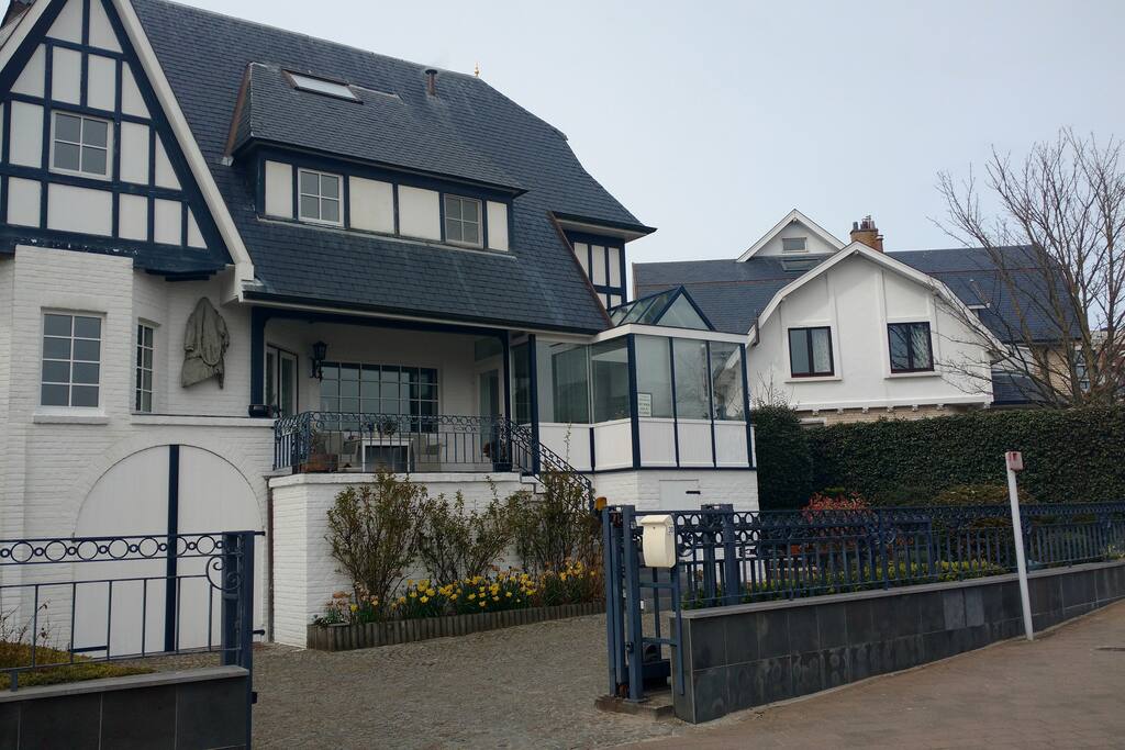 House with parkingspace in front of the house