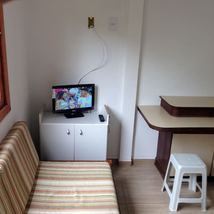Sala/Cozinha equipado com TV, mesa com banquetas Bicama com 2 colchões