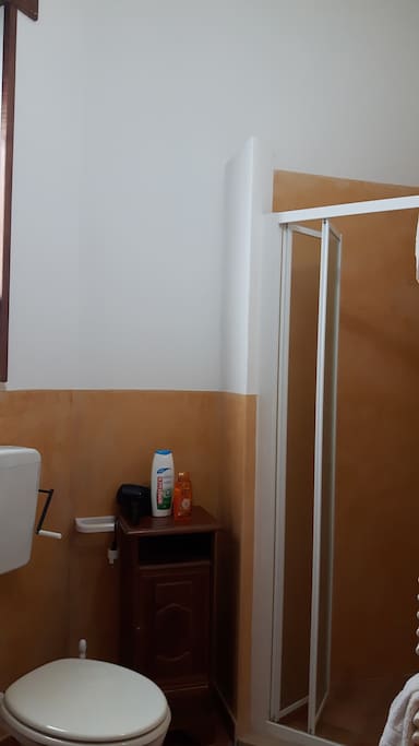 Bagno con doccia