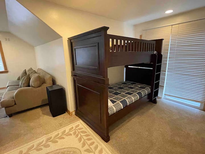 Druhá rodinná izba s manželskou posteľou Queen a poschodovými posteľami s 2 dvojčatami 