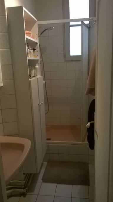 Salle de bains avec beaucoup de rangements