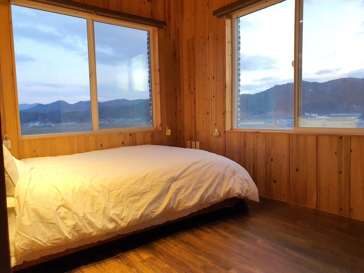 Kjo është dhoma e gjumit në katin e dytë!
Është një krevat dopio ~ ^ ^