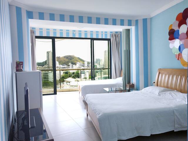 三亚湾《园景亲子双床房》临近市中心，购物交通便利，步行三分钟到海边，椰梦长廊和海月广场