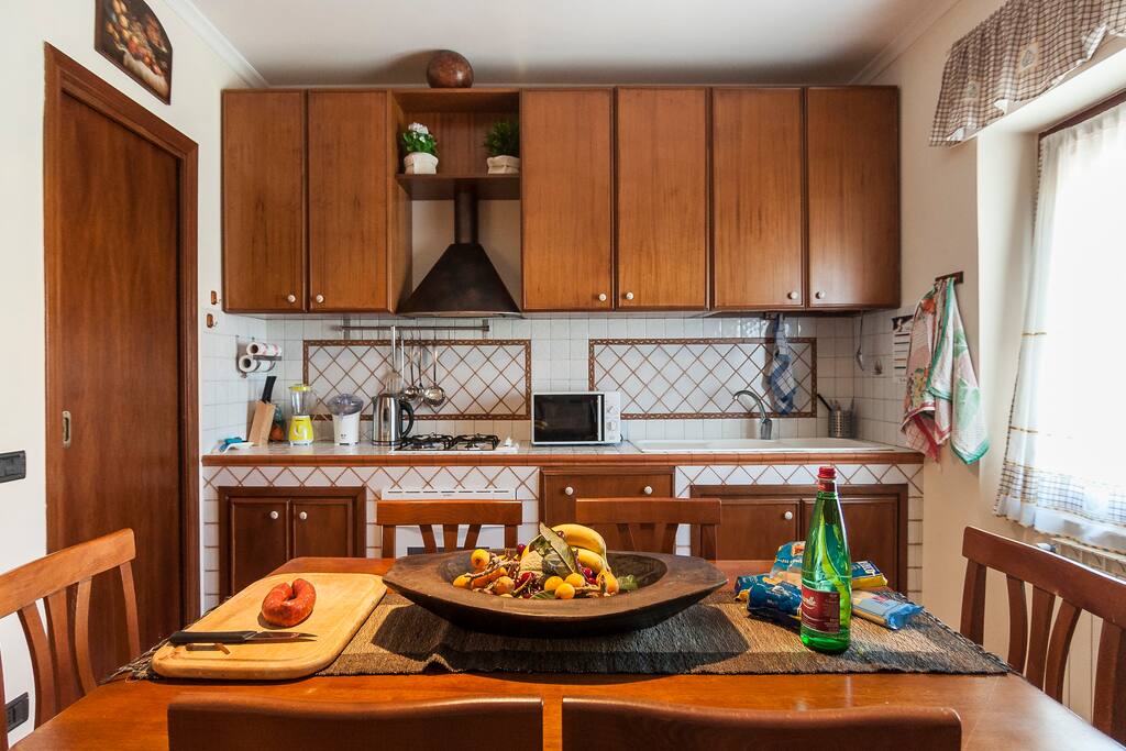 La cucina completamente attrezzata e, sulla sinistra, la zona lavanderia/ripostiglio
