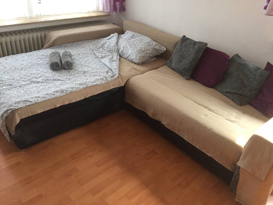 Hier siehst Du Deinen Schlafplatz. Reist ihr zu zweit an, kann man das Sofa ausziehen! Es wird alles frisch bezogen und alle Decken, Handtücher etc. vorher frisch gewaschen :)