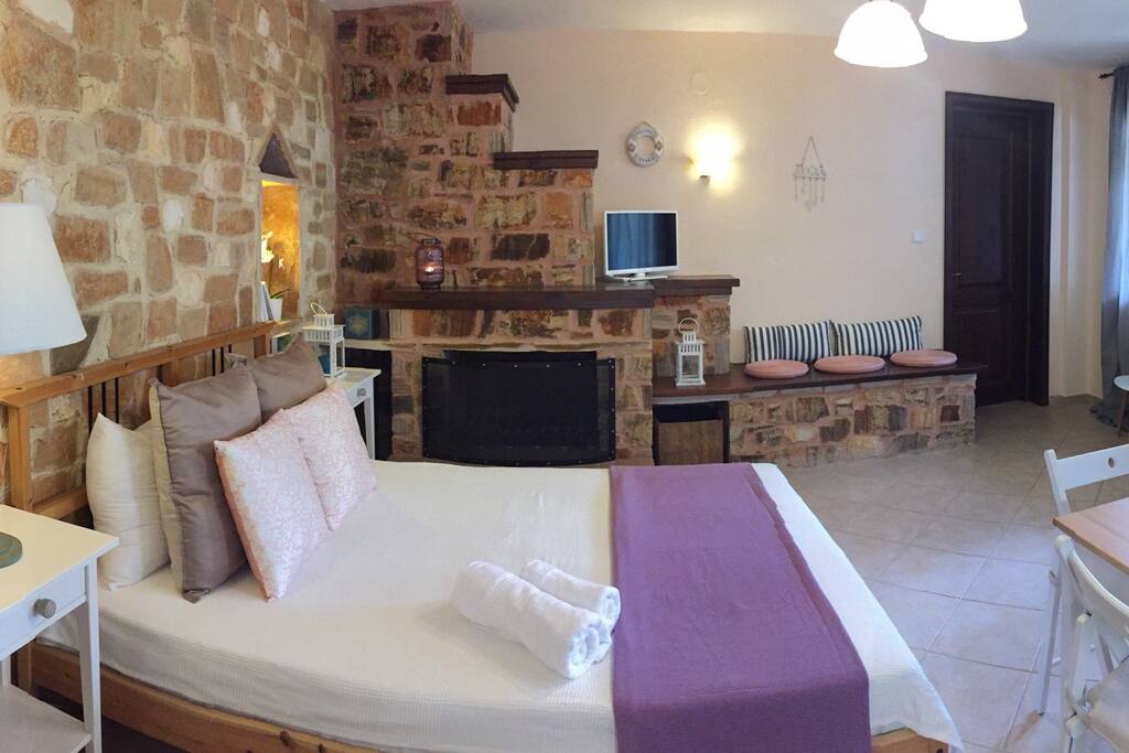 The comfortable double bed..