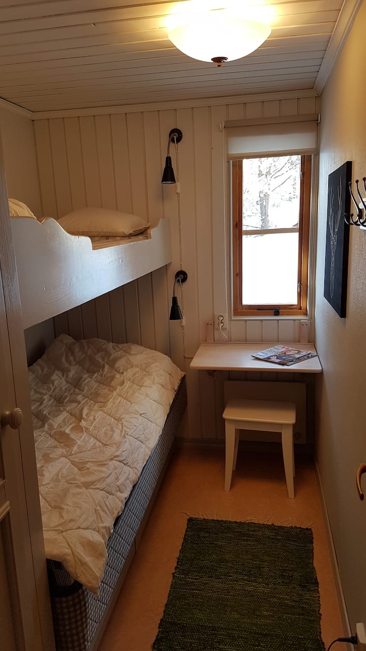 Första lilla sovrummet med våningssäng. Förvaringslådor under sängen och en garderob. Den nedre sängen har en resårbotten, den övre har madrass.