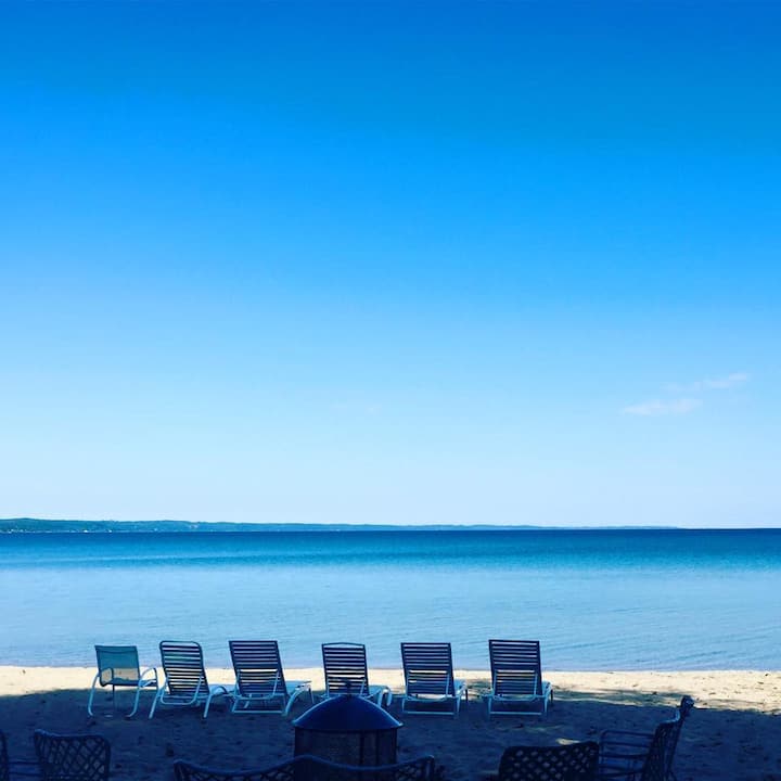 5 Best Beachfront Airbnb Vacation Rentals In Traverse City, Michigan