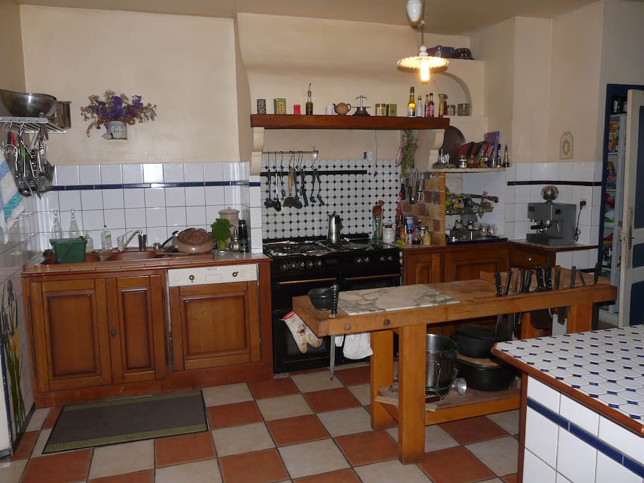 cuisine pour cuisinier: 2 fours 5 feux gaz et billot,