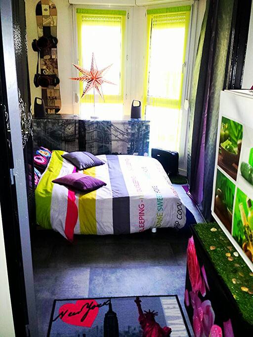 Confortable lit 2 places avec matelas pharmaceutique, pour le mal de dos.