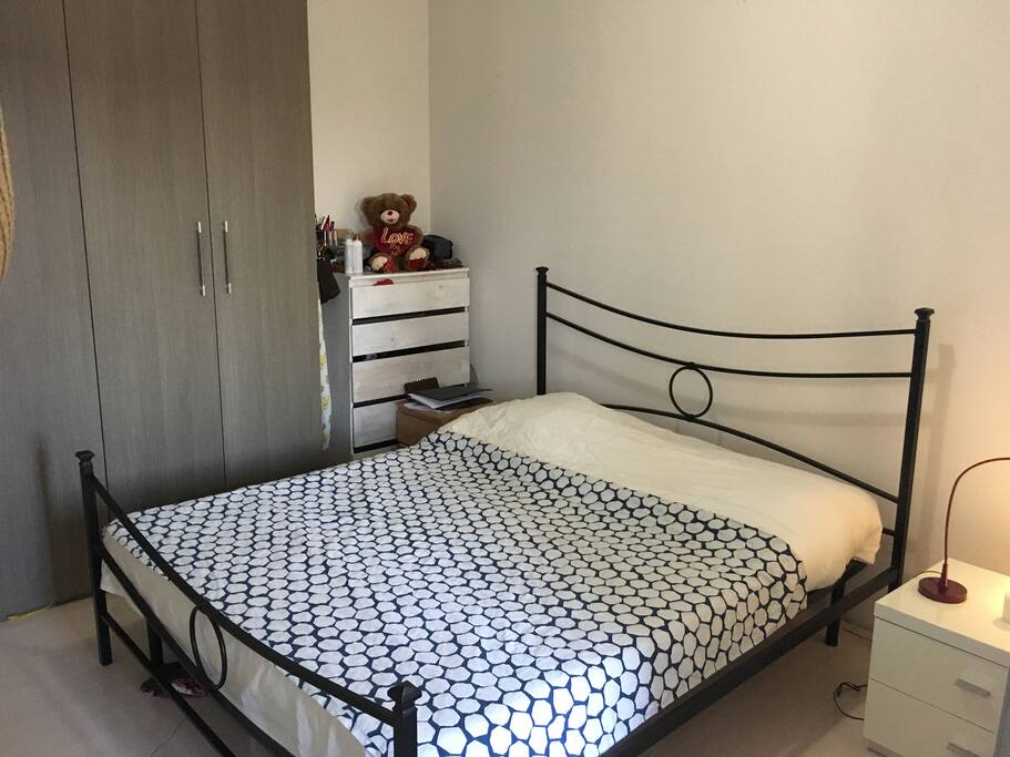 Room with twin bed