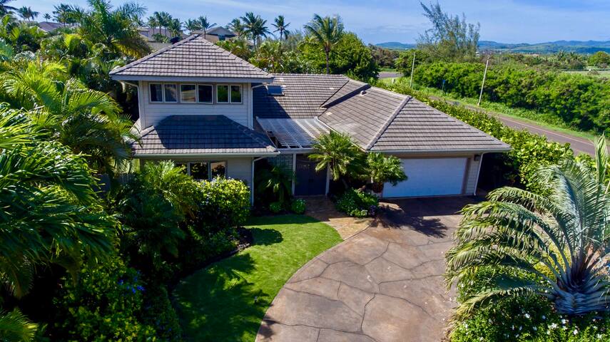 Large spacious home with A/C! Walk to Beach/Pool gallery image 2