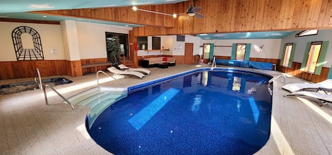 Private INDOOR HEATED POOL+HOT Tub-Family Friendly