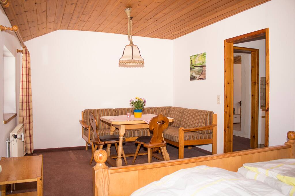 Schlafzimmer 1 mit Eckbank