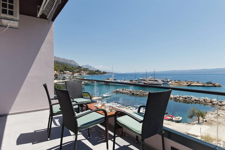 Romantica, Seafront Apartment Roza Blue * * * * - Podstrana