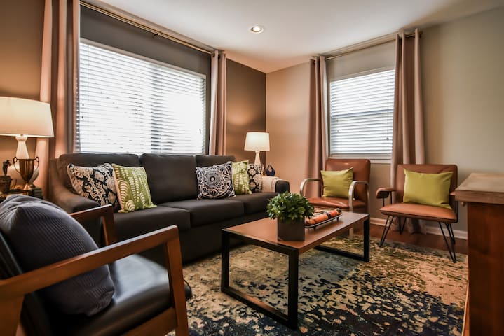 House steps from 39th St.District 6