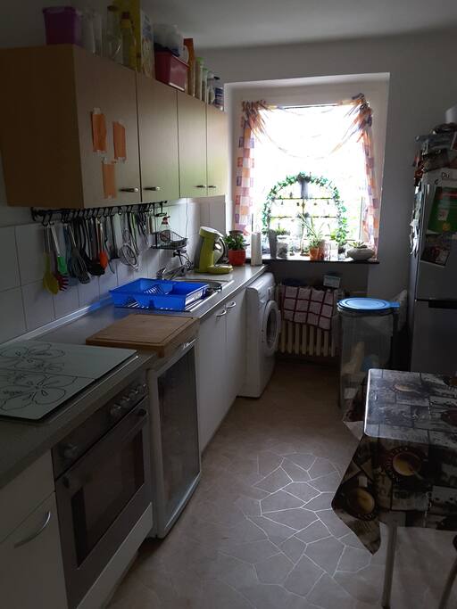 Küche mit Esstisch für 3 Personen, Waschmaschine und Getränkekuhlschrank