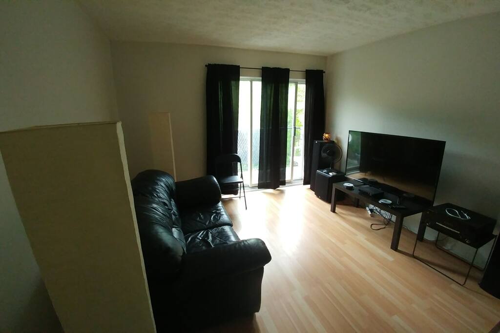 Le Salon a une TV et DVD
Balcon Chaise vue de notre piscine.