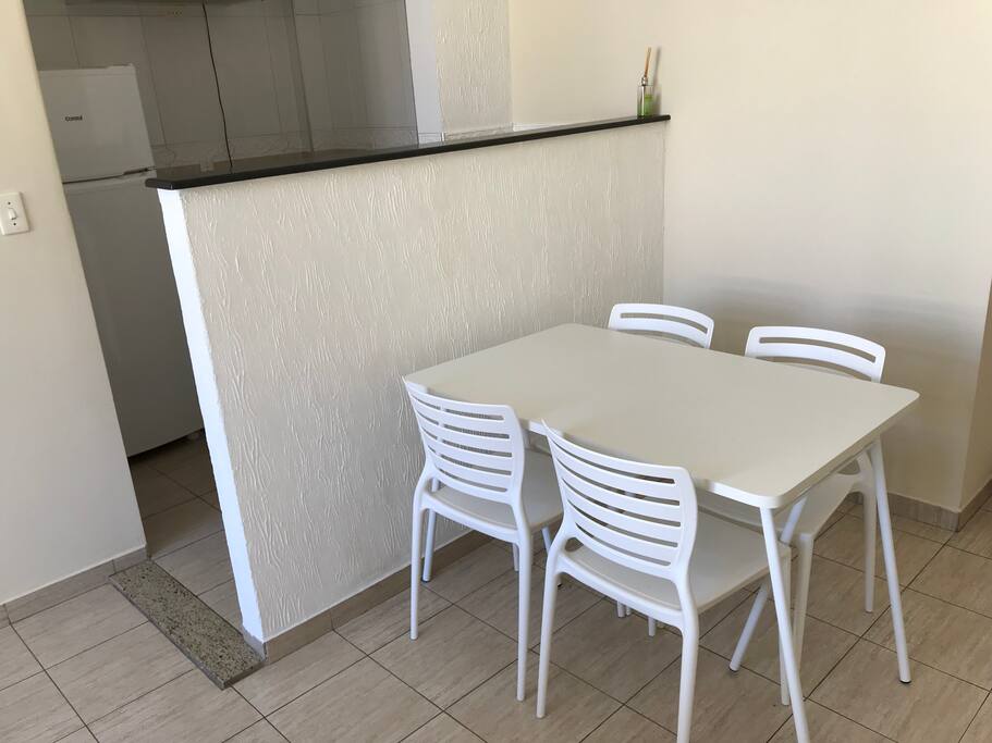 Mesa de jantar com quatro cadeiras.