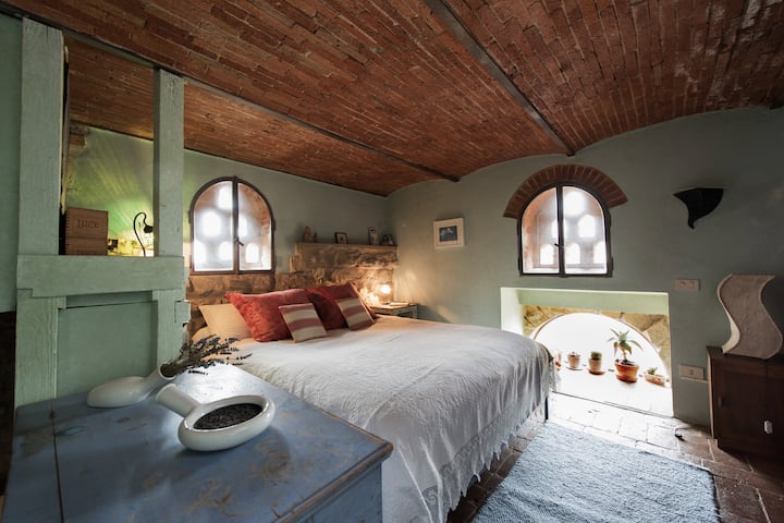 BEDROOM 4: Romantic bedroom on top of the tower: a mixture between a womb, a cave and a nest.