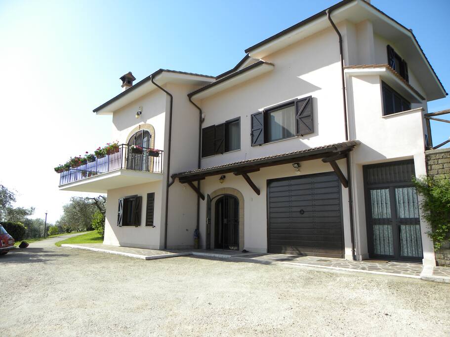 parcheggio e vista della casa lato Nord