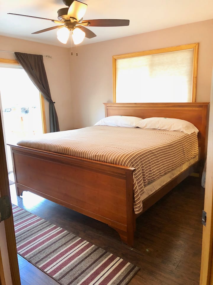 Camera da letto principale con letto Cal-King