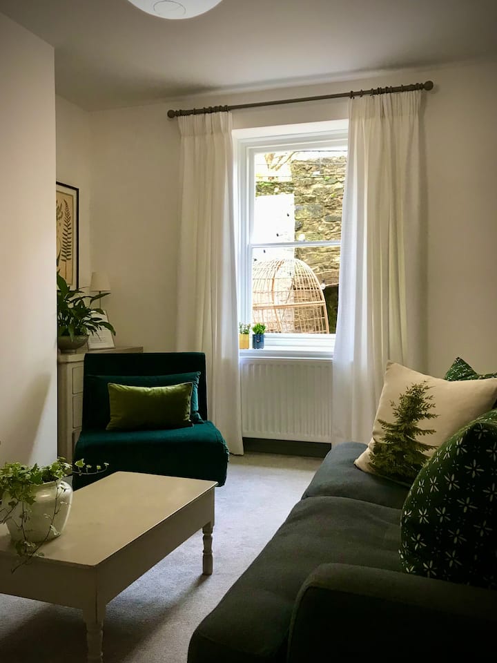 Dnevni boravak vrlo je udoban i udoban, a kroz prozor se pruža pogled na privatno dvorište  