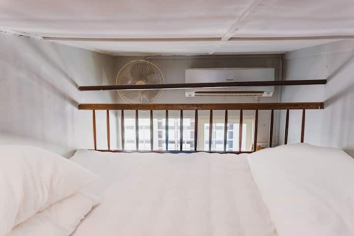 بيت من الخشب يحلم الأطفال بغرفة نوم بطابقين. مكان مثالي لأطفالك لبناء قلعة أحلامهم. إنها صغيرة ومريحة! غرفة النوم. 