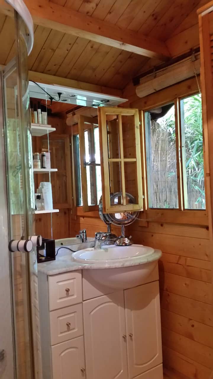 Badeværelset med bruser, vask og toilet 