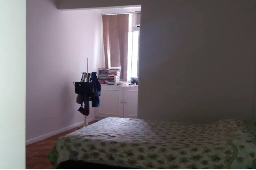 Quarto com cama de casal para 1 ou 2 pessoas. Para o terceiro hóspede é disponibilizada uma cama de solteiro.