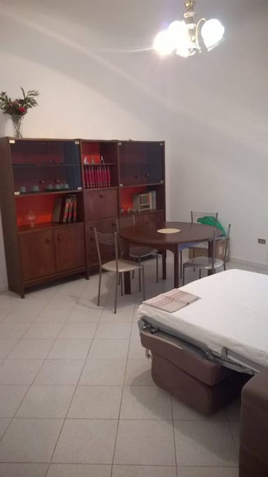 Sala con divanoletto aperto