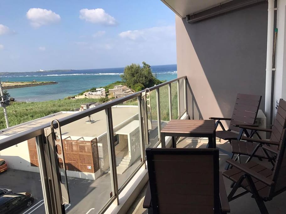 海に面するバルコニー
balcony facing the beach