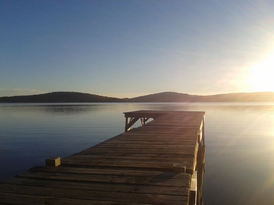 Accès au lac par un petit passage à proximité du chalet