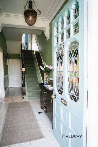 Large LuxuryArchitect Designed House, Sleeps – 15 gallery image 3