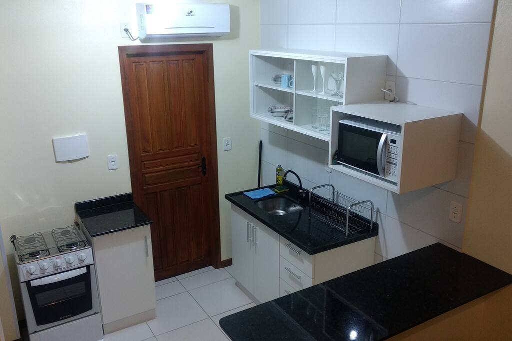 Cozinha toda equipada - Fogão, forno, microondas, ar condicionado, louça, talheres, copos, panelas