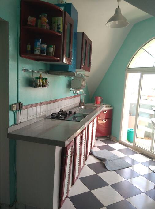 cuisine très bien équipée avec table de cuisson et hotte aspirante, ustensiles tels qu' assiettes, casseroles, verres,...