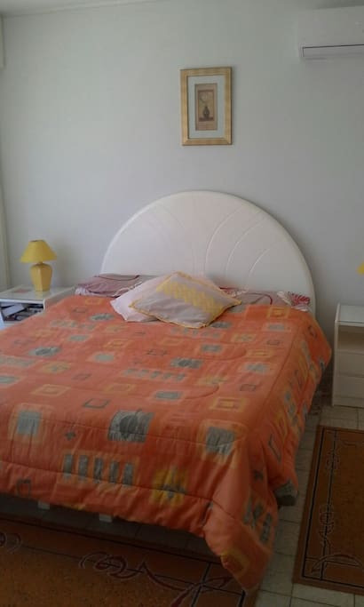 Dormitorio principal con baño en suite.
