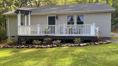 Hillside Hideaway. Quiet.clean.hot tub.family