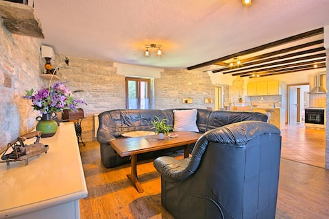 Popular Airbnb listing: Casa Bella**** vacation home with pool in Općina Vižinada