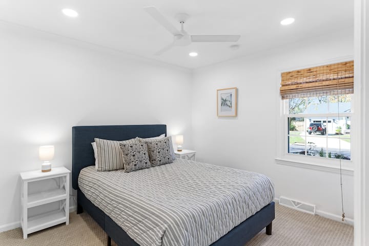 3rd bedroom with queen