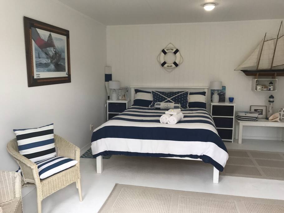 Queen Bed and Lounge