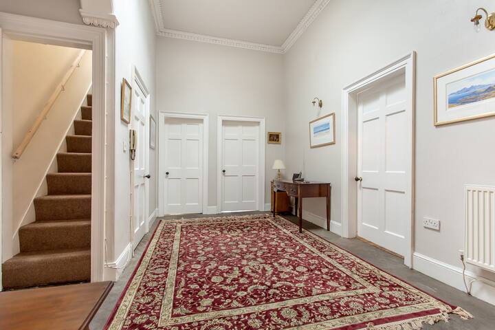 4 Bedroom City Centre Penthouse Sleeps 8 gallery image 3