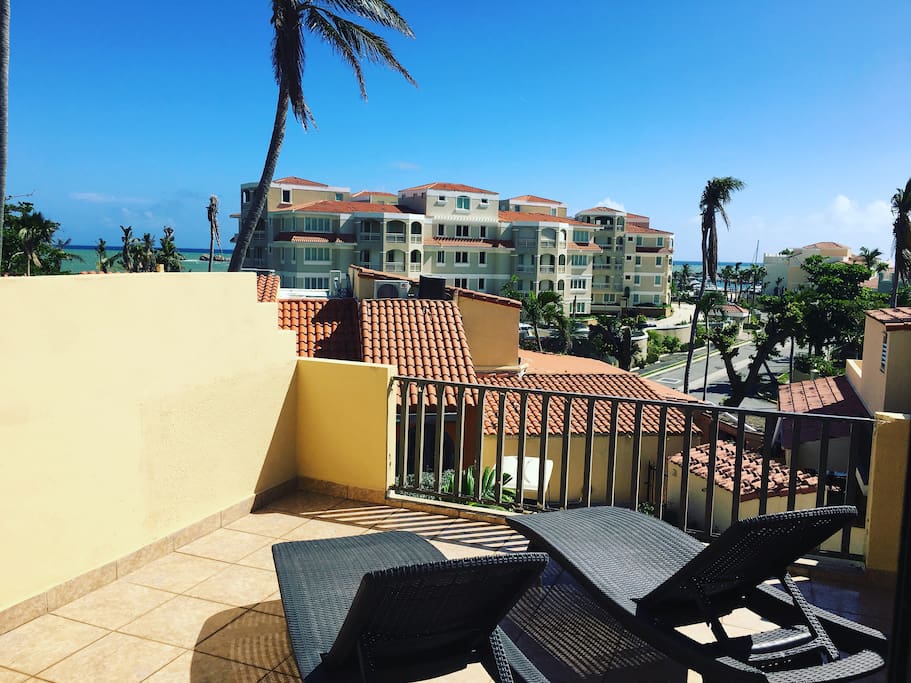 Balcony & lounge chairs. Partial Ocean View. 2min walk from beach & 5mins from Yacht Club!