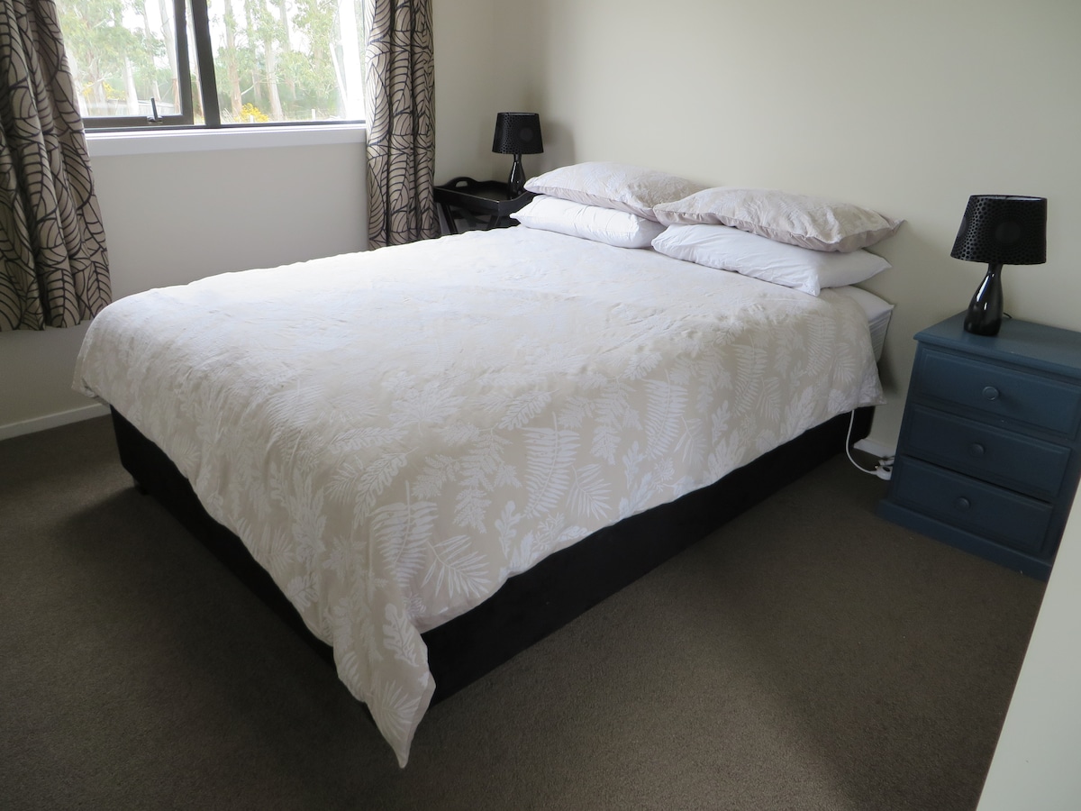 Queensize bed met elektrische deken 