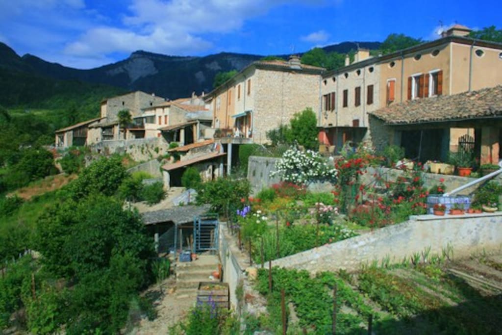 BARNAVE, petit village entre vigne et montagne...