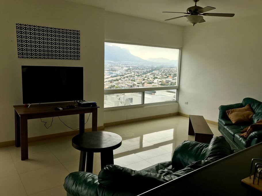 Sala amueblada con tv.