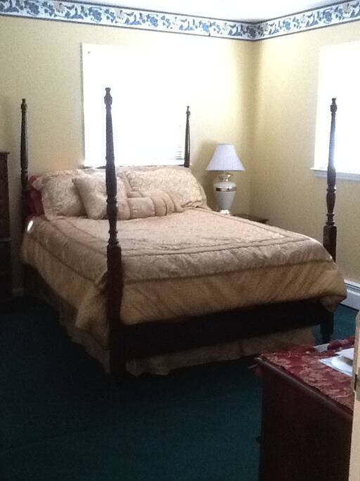 Wake up refreshed.. Continental Breakfast and coffee offered each morning.. full sized airbed upon request for 3rd guest..
